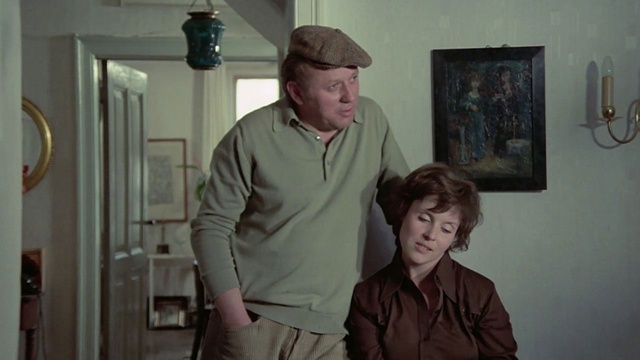 Der nackte Mann auf dem Sportplatz