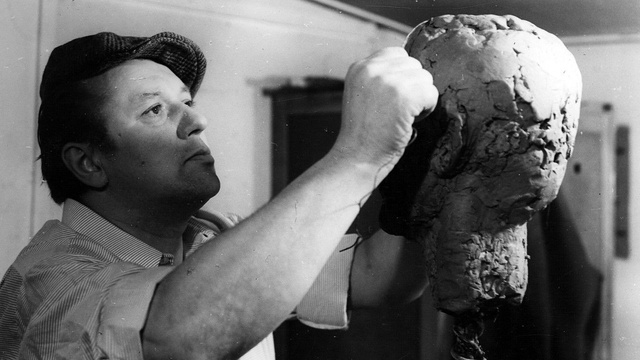 Der nackte Mann auf dem Sportplatz