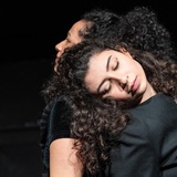 ZWISCHEN HIN UND HER – MEINE FLUCHT AUS SYRIEN