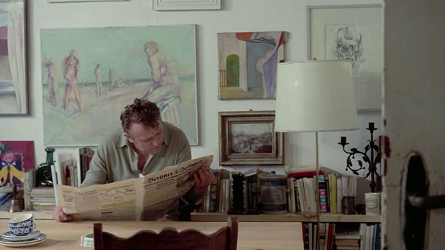 Der nackte Mann auf dem Sportplatz