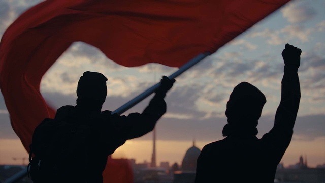 Rote Sterne überm Feld