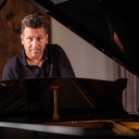 Apollo Giu "Melancholie trifft Eleganz - Zwischen Himmel und Erde"