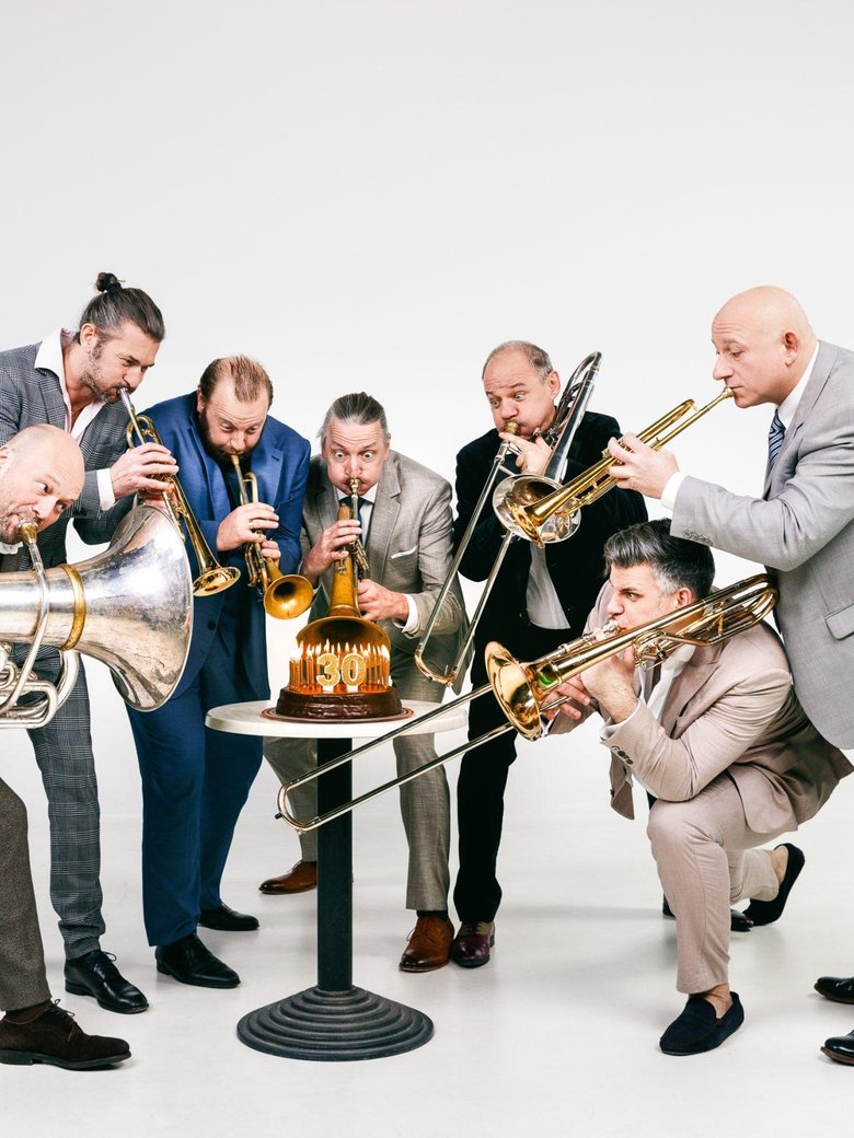 Mnozil Brass "Strau$$ - Ein Tänzchen zwischen den Stühlen"