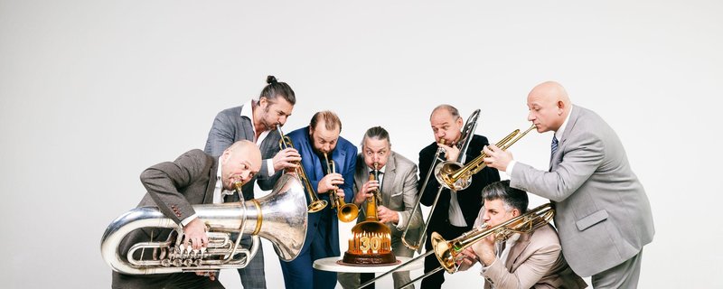 Mnozil Brass "Strau$$ - Ein Tänzchen zwischen den Stühlen"