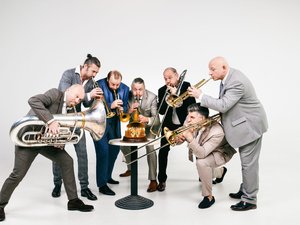 Mnozil Brass "Strau$$ - Ein Tänzchen zwischen den Stühlen"