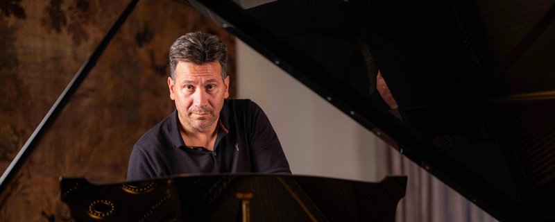 Apollo Giu "Melancholie trifft Eleganz - Zwischen Himmel und Erde"