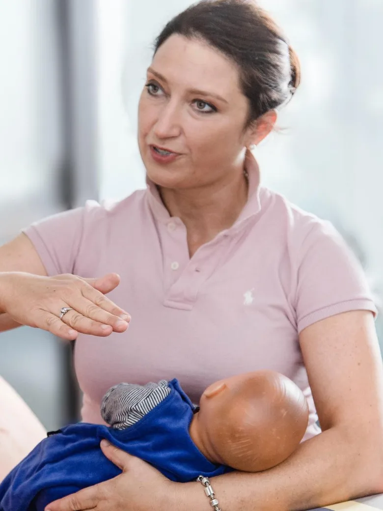Ein bindungsorientierter Start ins Leben - Wie sich Geburtshilfe und klinisches Frühwochenbett über die letzten Jahrzehnte verändert haben