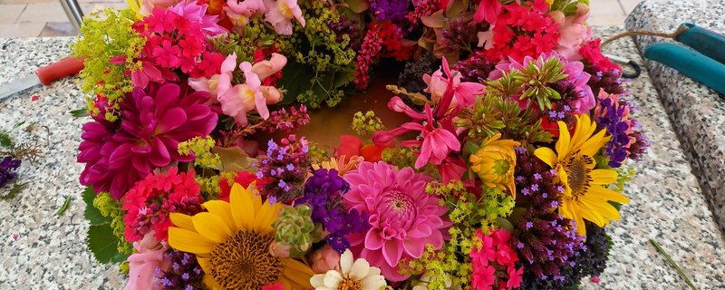 Floristik-Workshop – Blumengestecke aus der Fülle der Blumenbänder im Park der Gärten