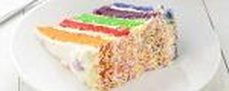 Pride Month: Frisch gebackener Regenbogenkuchen im Cafè der Kulturscheune