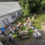 Regenbogen-Café im Garten