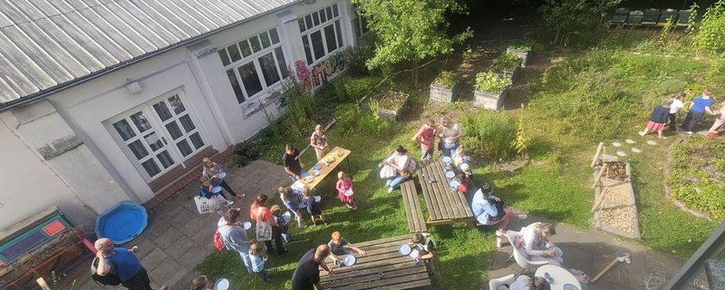 Regenbogen-Café im Garten