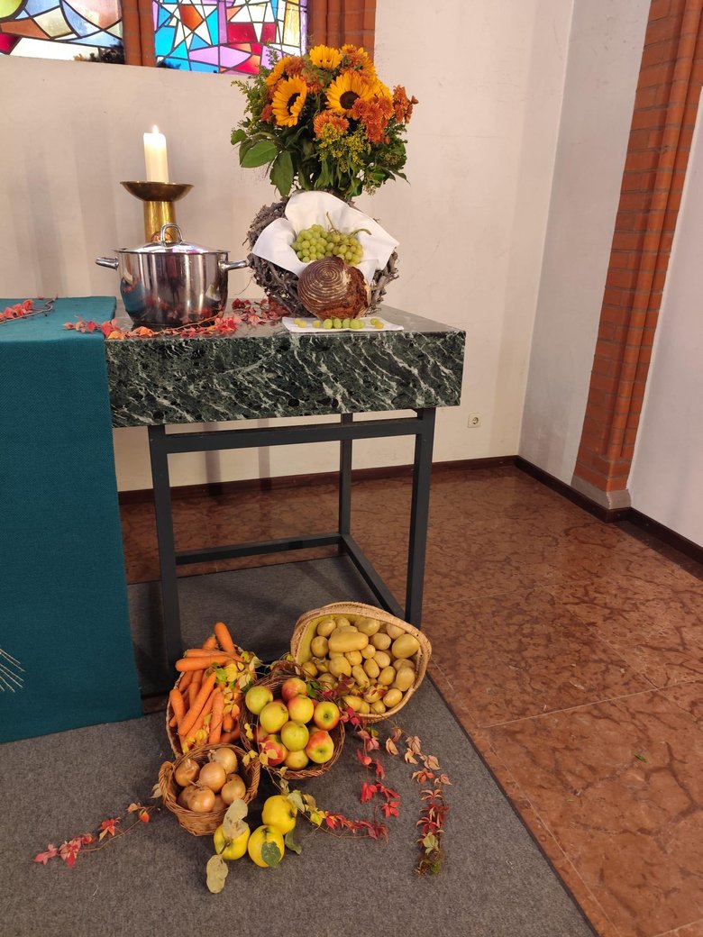 Gottesdienst zum Erntedankfest mit Konfirmand:innen und Kita in der St. Georgs-Gemeinde
