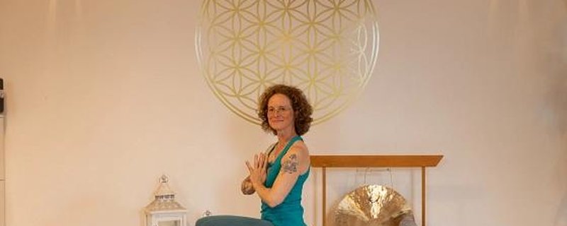 Open summer classes in der Yoga-Schule Miriam Lütjen: Yoga auf dem Stuhl