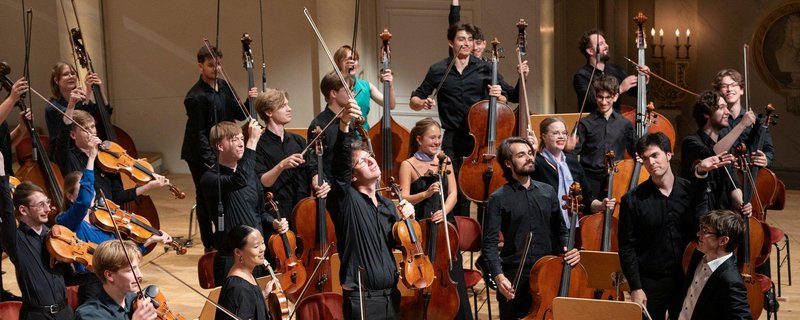 New Generation Symphony Orchestra / Hugo Ticciati