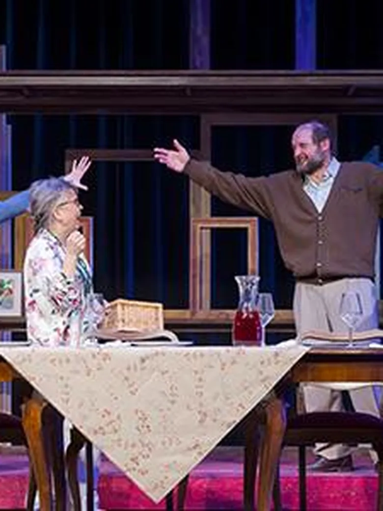 Das Stadttheater präsentiert: Und wenn wir alle zusammenziehen?
