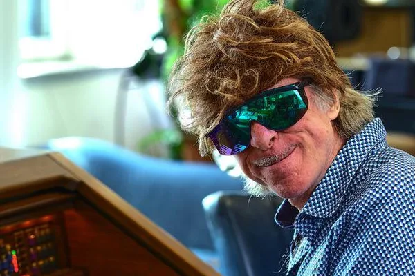 Helge Schneider "Ellenbogen vom Tisch!"