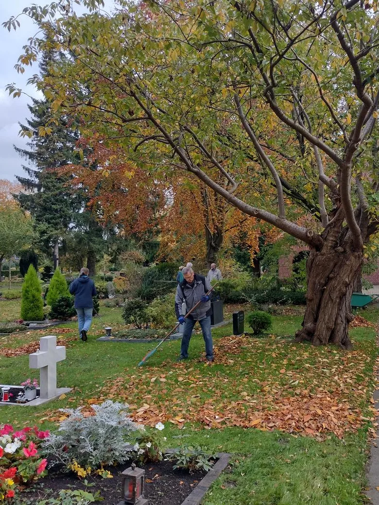Gemeinsames Gärtnern auf dem Grohner Friedhof