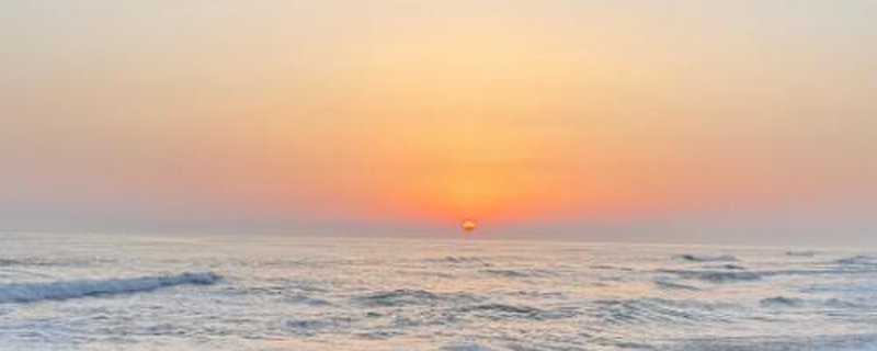 Ostermorgen am Strand zum Sonnenaufgang