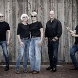 Open-Air Konzert der Band RockThed auf der Bühne im Garten des Erbhofes