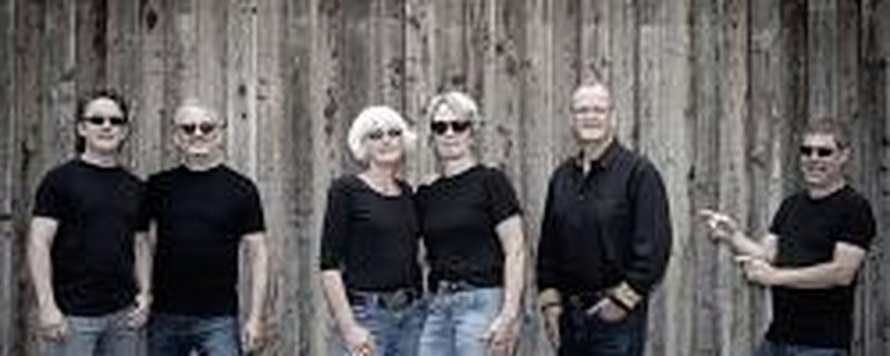 Open-Air Konzert der Band RockThed auf der Bühne im Garten des Erbhofes