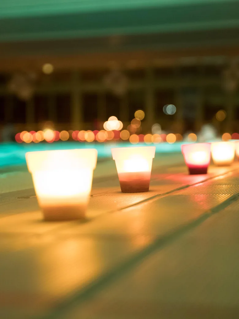 Lichterschwimmen im Wellenbad am Meer