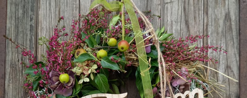 Freizeitgartenbau: Floristik-Workshop: Herbstkränze aus Früchten und Zweigen individuell gebunden