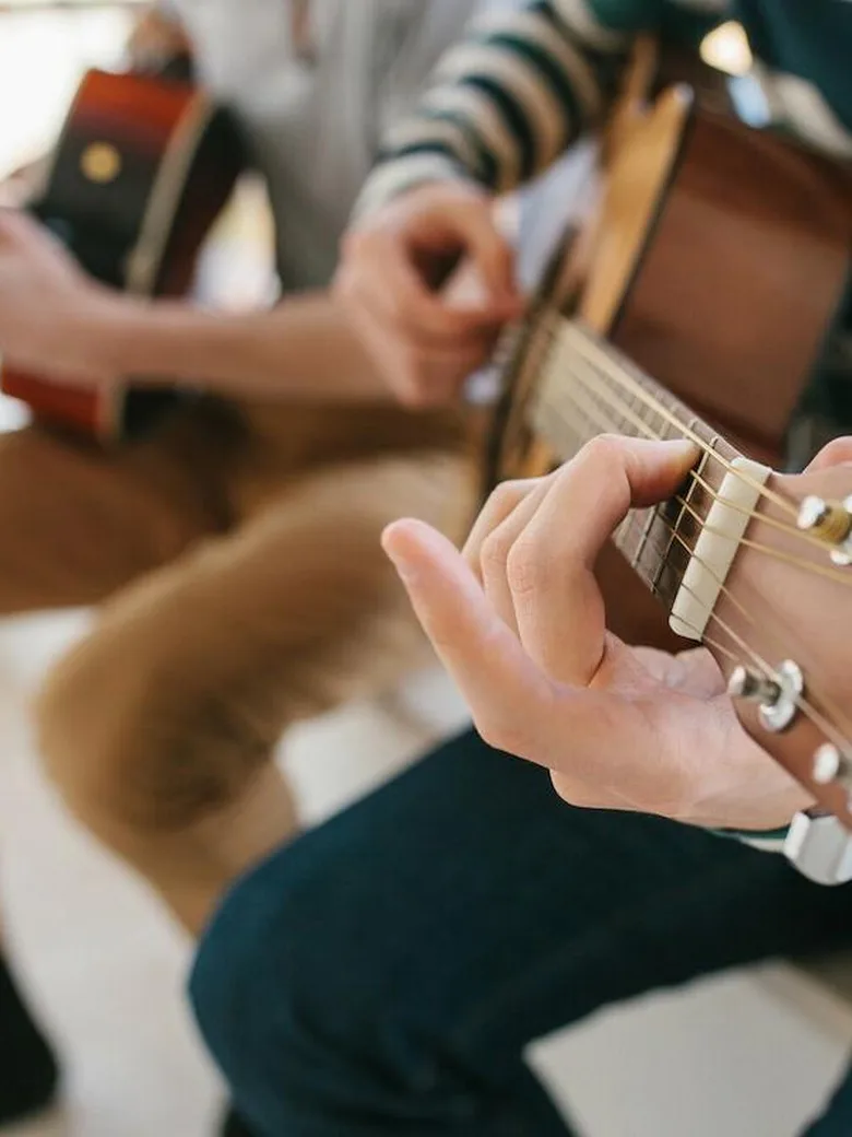 Gitarrenunterricht im Gemeindezentrum Die Brücke