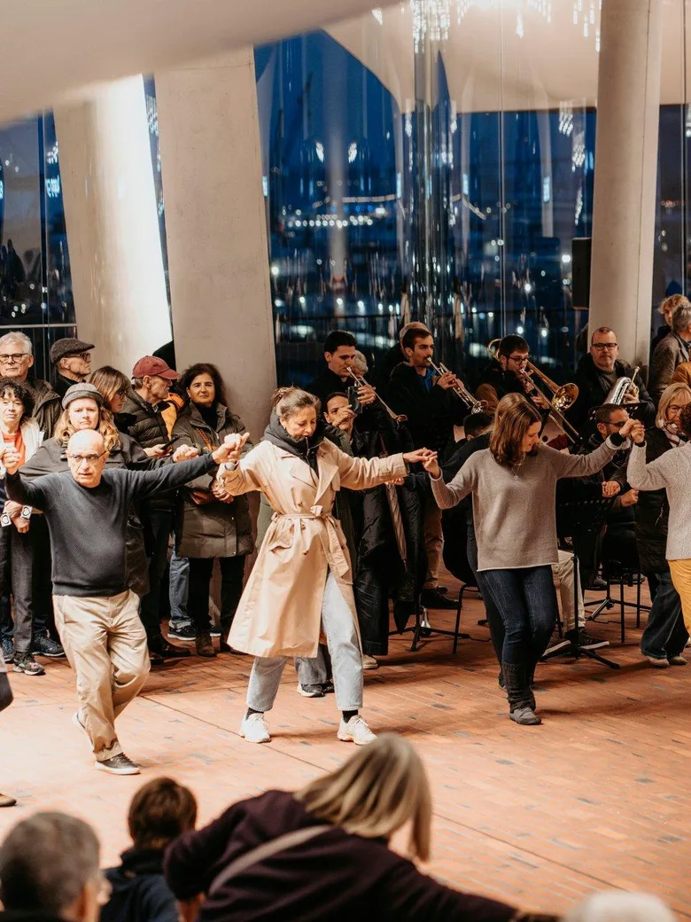 Step Into Dabke – gemeinsam tanzen auf der Plaza