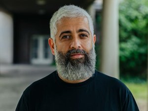 Aidin Halimi: In den Flügeln das Licht