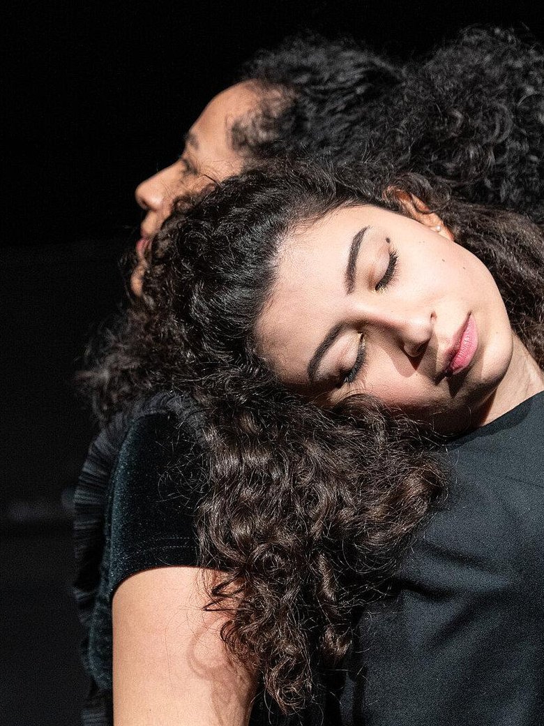 ZWISCHEN HIN UND HER – MEINE FLUCHT AUS SYRIEN