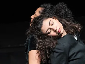 ZWISCHEN HIN UND HER – MEINE FLUCHT AUS SYRIEN