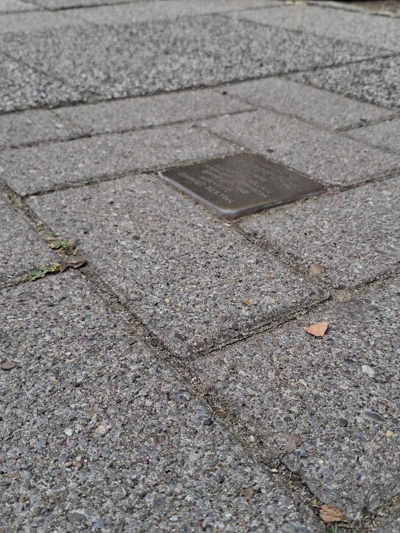 AKTIONSWOCHE JÜDISCHES LEBEN : STOLPERSTEINE - PUTZ-AKTION MIT FÜHRUNG