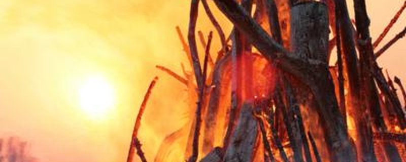 Osterfeuer in Pfahlhausen
