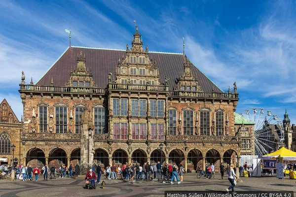 Taschenlampenführung durch Ratskeller und Rathaus