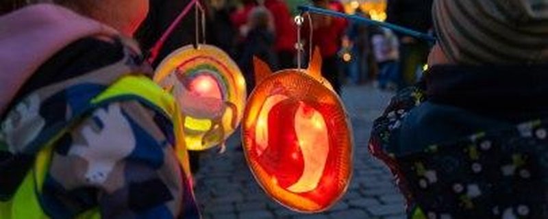 Laternenumzug & Feuerwerk