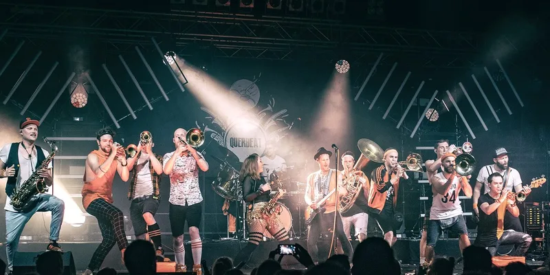 Querbeat mit „Tutti Vibe“ im Modernes