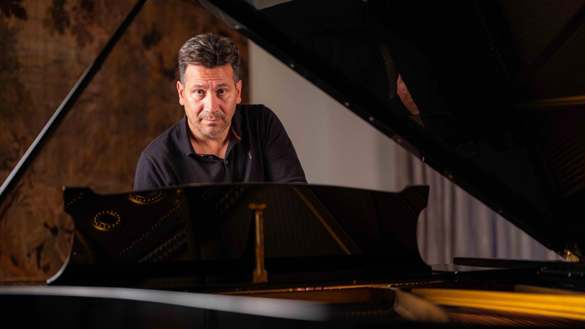 Apollo Giu "Melancholie trifft Eleganz - Zwischen Himmel und Erde"